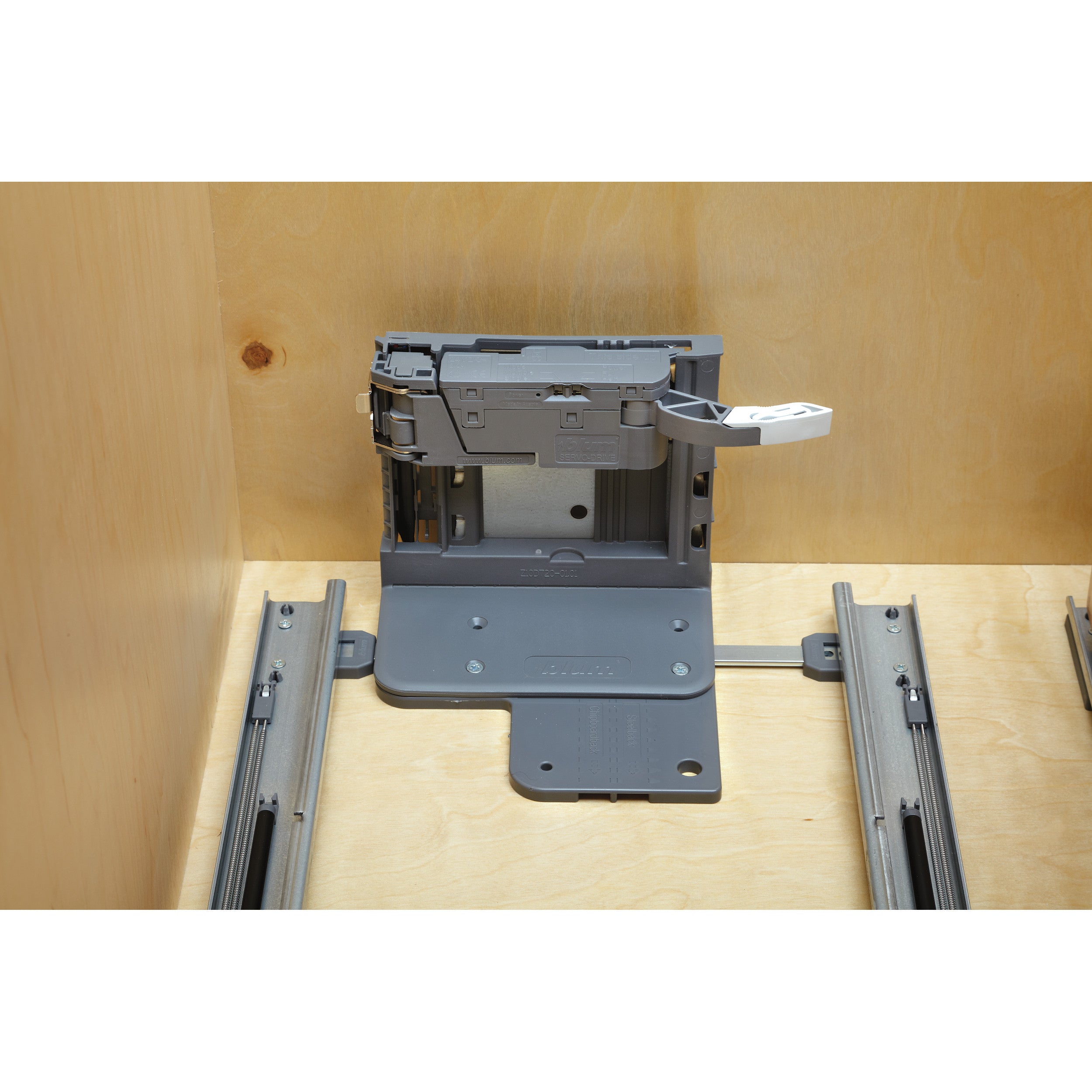 Servo Double 50 Qrt Pull-Out Waste Container Natural  18 in (457 mm) W x 22.5 in (572 mm) D x 24.25 in (616 mm) H