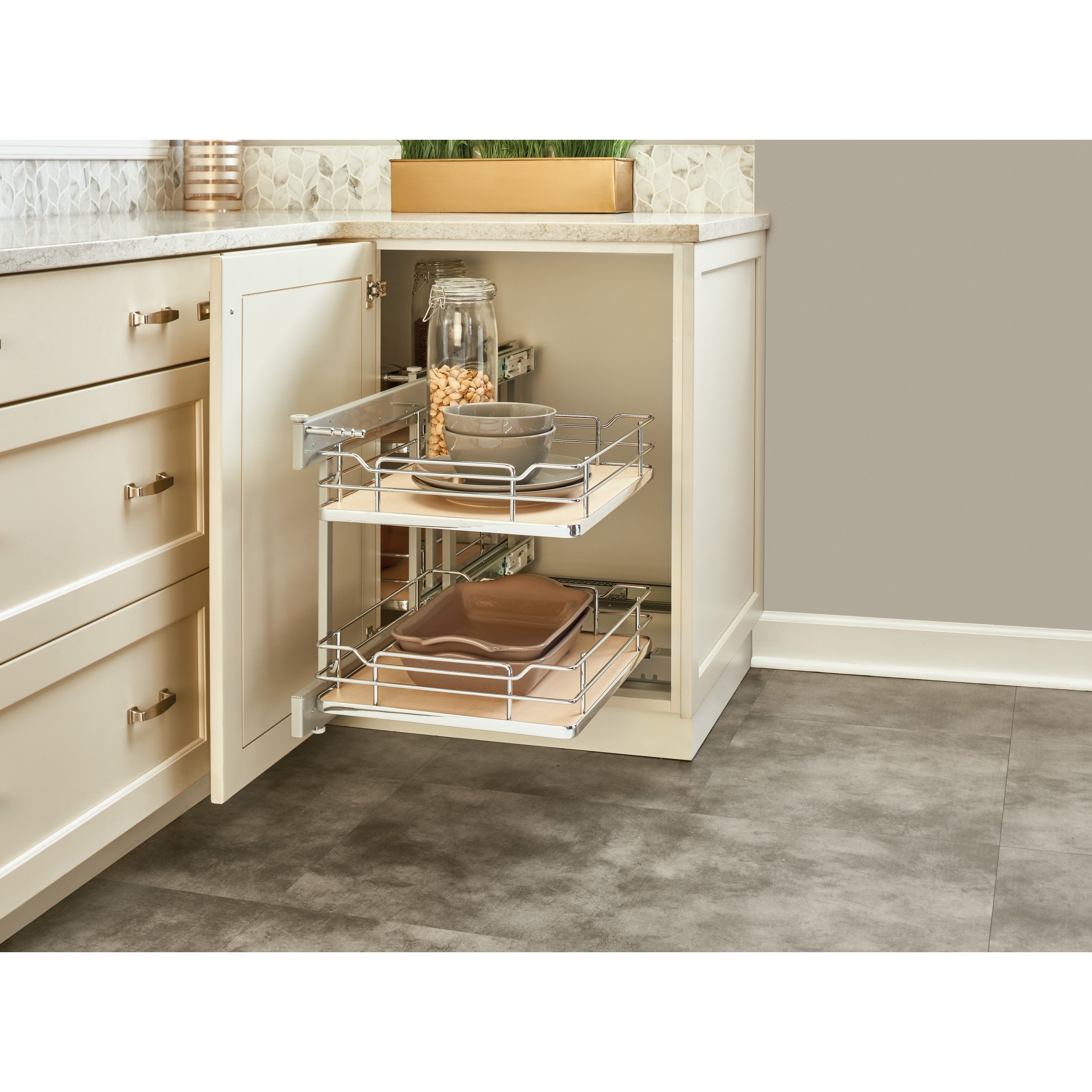 18 in Maple Blind Corner Organizer Soft-Close Natural  32.25 in (819 mm) W x 20.25 in (514 mm) D x 21 in (533 mm) H