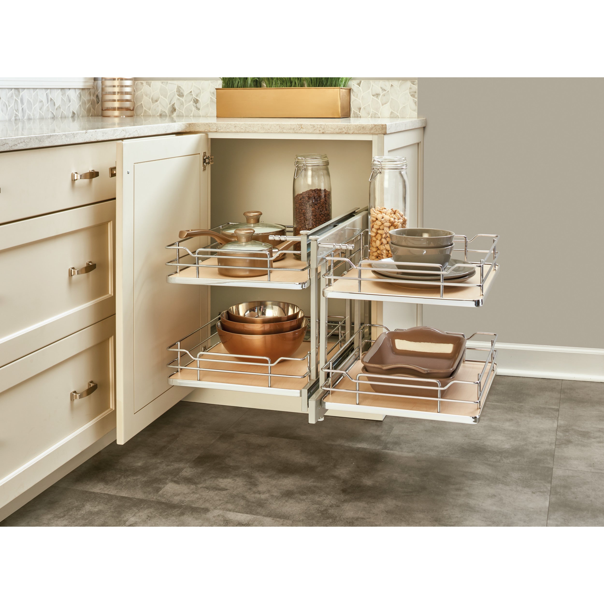 18 in Maple Blind Corner Organizer Soft-Close Natural  32.25 in (819 mm) W x 20.25 in (514 mm) D x 21 in (533 mm) H